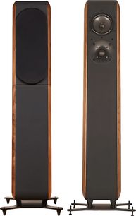 Diffusore da pavimento Chario Aviator Amelia in legno di noce satinato con frontale grigio antracite, vista frontale con un secondo esemplare in tre quarti a destra: uno dotato di griglia nera, l’altro che mostra due altoparlanti circolari e una base metallica con punte
