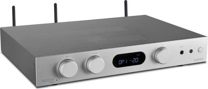 Stereoforsterker Audiolab 6000A Play sølv med frontpanel som har 3 sirkulære knapper og en sentral digital skjerm