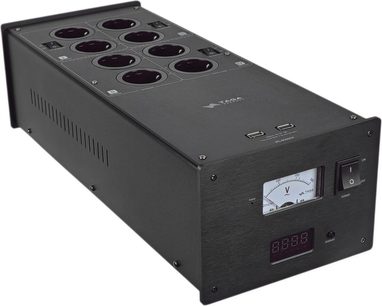 Strømrenser Taga Harmony PC-8000DC sort, set fra vinkel, 8 stik, 2 USB-porte, digitalt display, afbryder
