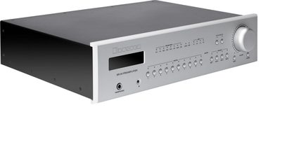 Bryston BR-20 silverfärgad stereo-förförstärkare, front med svart skärm, många knappar i rad och stor volymratt