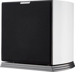 Bílý lakovaný MDF subwoofer AudioVector RSUB Arreté s černou přední stranou z látky, zaoblenými boky a šedou hliníkovou základnou, pohled z pravého předního tříčtvrtečního úhlu