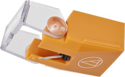 Diamante per testina giradischi Audio Technica AT-VMN30xEN con corpo rettangolare in plastica giallo-arancio, vista prospettica tre quarti anteriore sinistra, braccio cantilever metallico visibile e copertura protettiva trasparente