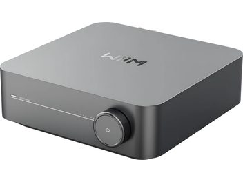 Integrovaný stereo hi-fi zesilovač WiiM AMP v tmavě šedé barvě s obdélníkovým tělem se zaoblenými rohy a kruhovým tlačítkem na předním panelu
