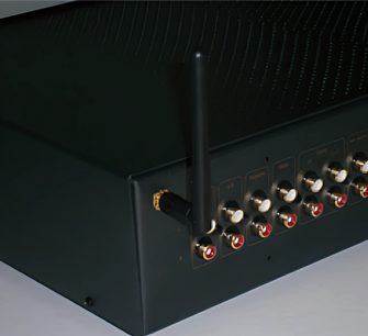 Scheda di espansione Wi-Fi Atoll Electronique con 8 connettori RCA dorati su un case nero, vista posteriore da vicino