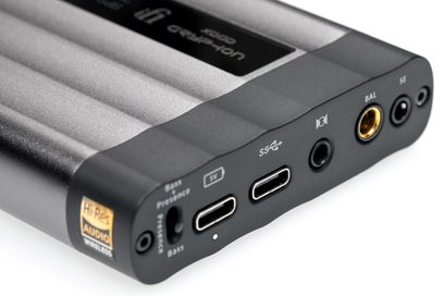 Taşınabilir ses dönüştürücü, gri kasa, USB-C, 4.4 mm jak, 3.5 mm jak bağlantıları, göstergeler ve Hi-Res Audio logosu ile