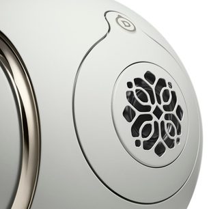 Højttaler DEVIALET Phantom Ultimate Light Pearl, hvid mat skrog, poleret metalring, åben gitter, tæt sidebillede