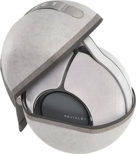 DEVIALET COCOON - MANIA gri taşıma kılıfı, 3/4 ön görünüm, açık, içinde siyah bir kulaklık bulunan