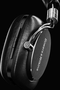 Otwarte słuchawki hi-fi Bowers & Wilkins P5 Wireless, zbliżenie na prawy profil, czarne wykończenie, materiały: skóra i metal