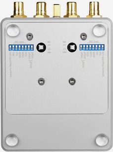 Preamplificatore fonico ClearAudio Smart Phono V2 nero, vista frontale, 4 manopole rotanti dorate, 2 LED blu, corpo in metallo grigio