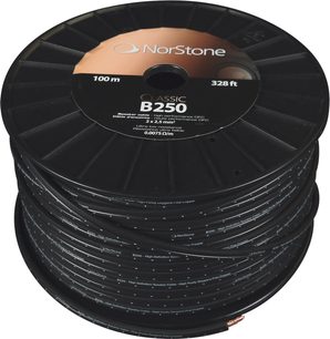 Cablu pentru boxă Norstone Classic B250 negru, înfășurat spiral, vedere frontală, etichetă rotundă în centru indicând specificațiile tehnice
