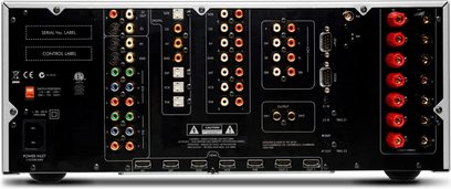 Arcam FMJ AVR500 hjemmebiograf-forstærker, frontpanel, forfra. Sort frontpanel med mange knapper, stik og røde indikatorlys