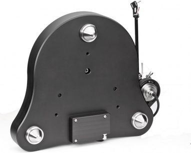 Sort TW-Acustic Raven GT pladespiller, bagfra set i dykning, der viser motoren, tonearmen og de justerbare fødder