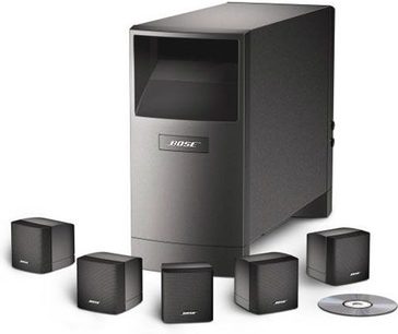 Kompaktiškas Bose Acoustimass 6 garsiakalbių rinkinys, sudarytas iš kubinio pilko žemų dažnių garsiakalbio ir 5 mažų juodų satelitinių garsiakalbių