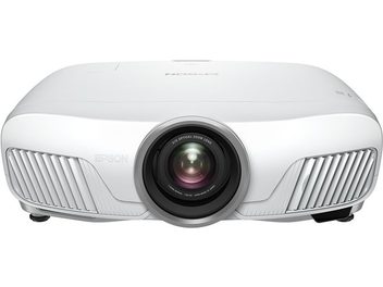 Epson EH-TW7300 hvid videoprojektor, set forfra, med linsen i midten omgivet af sidegittere til ventilation