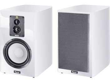 Kolumny podstawkowe Signature 903, wykończenie białe, jedna z widocznym frontem zawierającym 1 tweeter, 1 głośnik średniotonowy i 1 woofer, druga z szarą maskownicą.