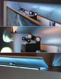 Wandhalterung für TV Future Automation AL965, Seitenansicht, schwarze Schwenkarme, Flachbildschirm, blaues Licht, Metalloberfläche