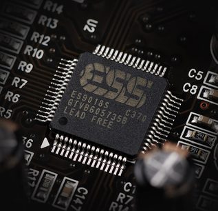 Mikroprocesor ES9018S GTB60514E bez olova na elektronickém tištěném spoji, detailní pohled zepředu