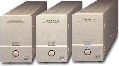 Tre Marantz MA6100 monoblok-forstærkere i børstet aluminium, set forfra i perspektiv, med knapper og stik på forsiden