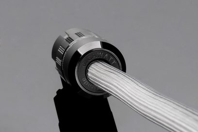 GigaWatt PowerSync PLUS netstrømskabel, close-up af sort stik og sølvfarvet flettet kappe