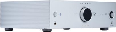 Onkyo ICON P-80 stereo forforsterker i sølvfarget aluminium, skråstilt forfra mot venstre, stor volumknapp, hodetelefonutgang, ribbet sidepanel