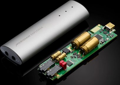 Meridian Explorer sølvfarvet audio DAC-konverter, set ovenfra, med USB- og 3,5 mm jackstik i enderne, det printede kredsløb er synligt