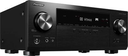 Pioneer VSX-935 sort hjemmebiografsforstærker, frontpanel med LCD-skærm der viser "00 Atmos", knapper og drejeknapper til justering