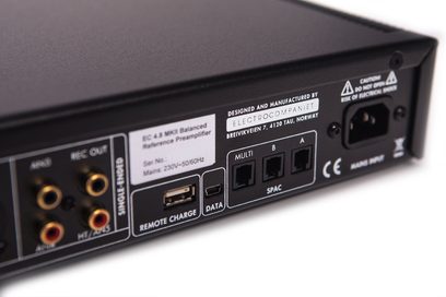 Preamplificatore stereo Electrocompaniet EC4.8 MKII nero, vista ravvicinata posteriore dei connettori audio e del selettore di ingresso