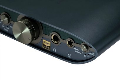 Højkvalitets hovedtelefonforforstærker iFi Audio ZEN CAN 3, set forfra, 2 knapper, 1 centralt hjul, 2 jackstik, 1 hovedtelefonstik, 1 Hi-Res Audio logo