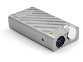 Conversor de áudio DAC STAX SRM-D10 em alumínio escovado, vista superior em perspectiva, com botão de volume e entrada para fones de ouvido