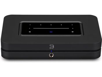 Lecteur audio réseau NODE noir 2025, vue de face, boîtier rectangulaire noir, écran tactile central, port en bas