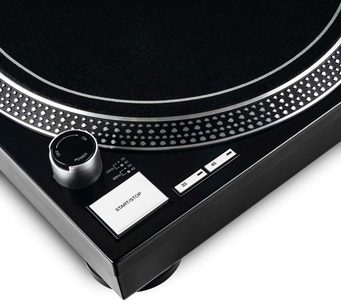 Reloop RP 2000 USB MK2 sort pladespiller, tæt ovenfra, pladespindel med pladebakke, tonarm, tænd/sluk-knap, 33/45 omdr./min. vælger