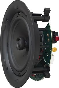 Į lubas įmontuojama Q Acoustics Qi65S kolonėlė, vaizdas iš trijų ketvirčių priekio, juodas plastikinis ir metalinis žiedas bei kūgis, matoma žalia elektroninė plokštė ir raudoni bei juodi gnybtai.