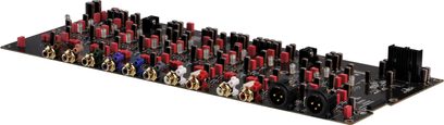 Audio tištěný obvod s několika řadami červených a černých kondenzátorů, pozlacenými konektory a elektronickými součástkami