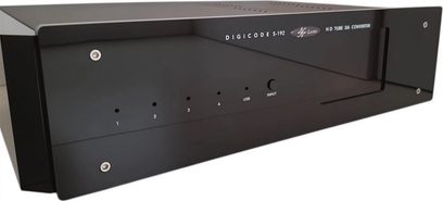 DAC-lydomformer Digicode S-192, sort rektangulært kabinet, frontpanel med 4 indikatorlamper, 1 knap, 1 åbning, hvide inskriptioner