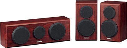 Sada sloupových reproduktorů Yamaha NS-P150 rosewood složená ze 3 černých kulatých reproduktorů na 2 sloupech z tmavě červeného dřeva
