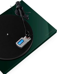 Triangle Lunar 3 pladespiller i blank grøn, sort pladetallerken og tonearm med digitalvægt
