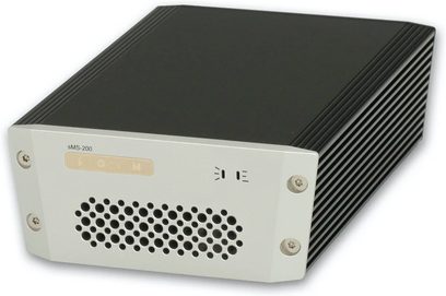 Síťový audio přehrávač SOTM Audio sMS-200 černý, přední panel s LCD displejem a mřížkou, zadní panel s konektory, pohled shora