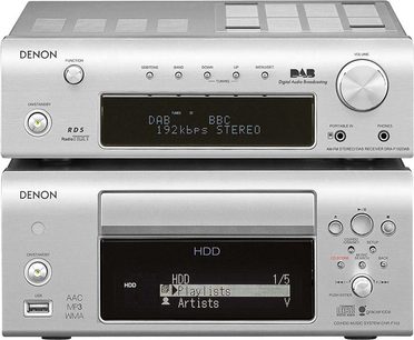 Denon DF-103 Hi-Fi mini-anlæg set forfra, sølvfarvet front med LCD-skærm, kontrolknapper og -hjul, indbygget CD-afspiller