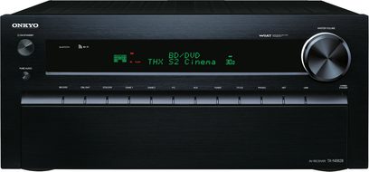 Onkyo TX-NR828 sort hjemmebiografsforstærker, front, grønt display "BD/DVD THX S2 Cinema 3D", sølvfarvede knapper og drejeknap