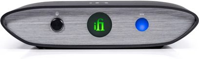 Bezdrátový vysílač iFi Audio Zen Blue V2 černý, pohled zepředu, zelený displej „ifi“, rozsvícená modrá LED, stříbrné otočné tlačítko