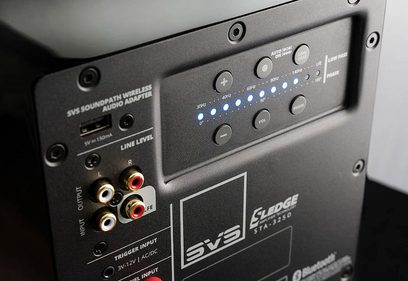 Subwoofer SVS PB-1000 PRO v černém popelu, zadní pohled, konektory a nastavení: vstupy, úroveň, fáze, dolní propust