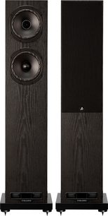 Gulvhøjttaler Fyne Audio F501E, set forfra, to synlige højttalere til venstre, sort gitter til højre, sort sokkel