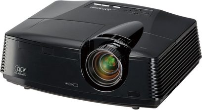 Mitsubishi HC3900 sort videoprojektor, set forfra i let nedadgående vinkel, decentreret objektiv, tilslutningsporte på bagsiden