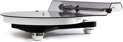 Hi-fi gramofon Rega Naia brez glave, stranski pogled, prozoren krožni pladenj, črno ohišje, kovinske noge, dvignjen pokrov.
