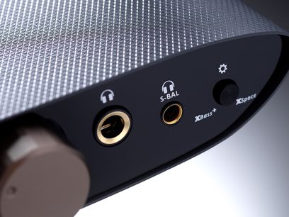 iFi Audio Zen Air Can sort hovedtelefon-forstærker, 3,5 mm jackstik, 4-bens XLR og RCA-tilslutninger, gain- og XBass+-justeringer, frontvisning