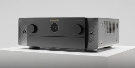 Marantz Model 40n sort hi-fi-netværksforstærker med central rund skærm og to knapper set i trekvart perspektiv