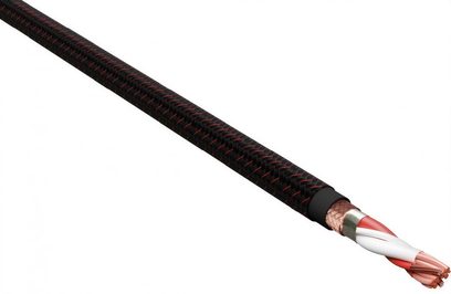 Kırmızı ve siyah örgülü kılıflı, iç kabloları bükümlü ve uçları soyulmuş 2m Clarus Crimson RCA analog ses kablosu
