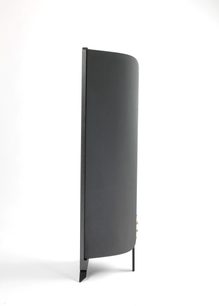 Enceinte colonne Rega Aya noire, vue de face, forme rectangulaire verticale, grille noire sur la face avant, pied noir