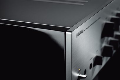 Yamaha C-5000 titano stereo išankstinis stiprintuvas, dešiniojo priekinio kampo artimas vaizdas, šlifuoto metalo priekinis skydelis su logotipu