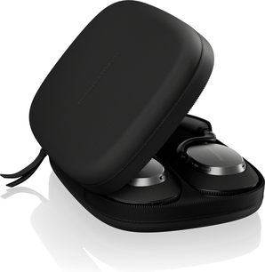 Mattschwarzer Bowers & Wilkins Px7 S3 Over-Ear-Kopfhörer mit anthrazitfarbenen Metallgehäusen, zusammengefaltet in einem teilweise geöffneten, genarbten schwarzen Hartschalenetui, Dreiviertelansicht